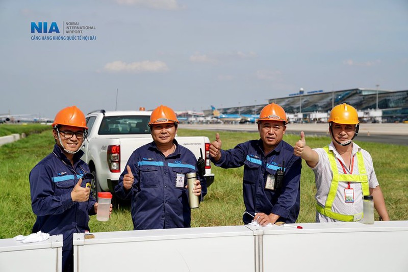 anh: nhan vien san bay noi bai dam mo hoi lam viec giua nang thieu dot hinh 18