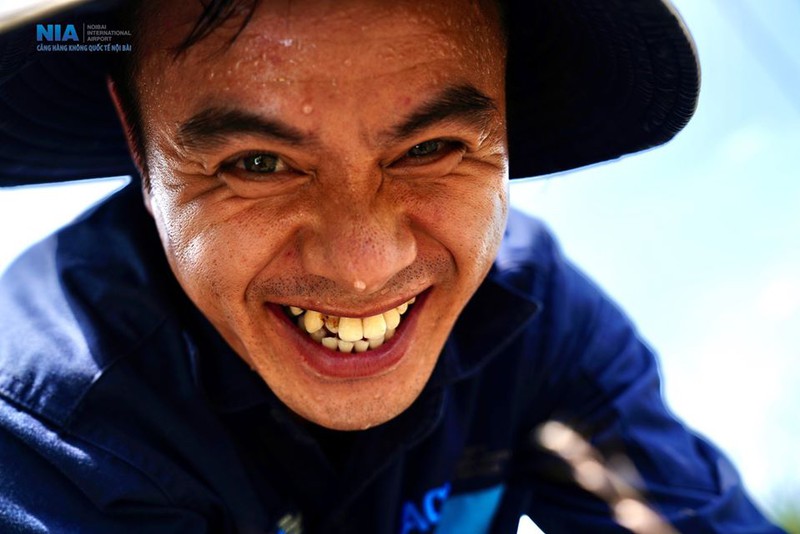anh: nhan vien san bay noi bai dam mo hoi lam viec giua nang thieu dot hinh 3