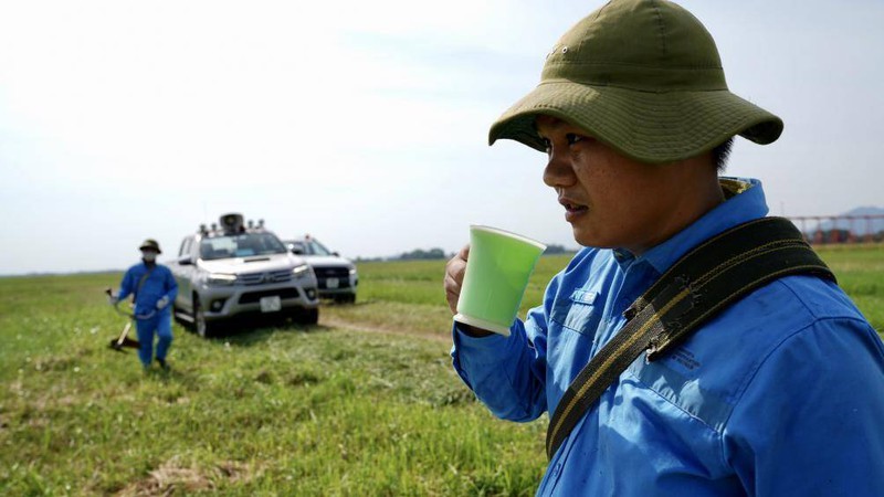 anh: nhan vien san bay noi bai dam mo hoi lam viec giua nang thieu dot hinh 9