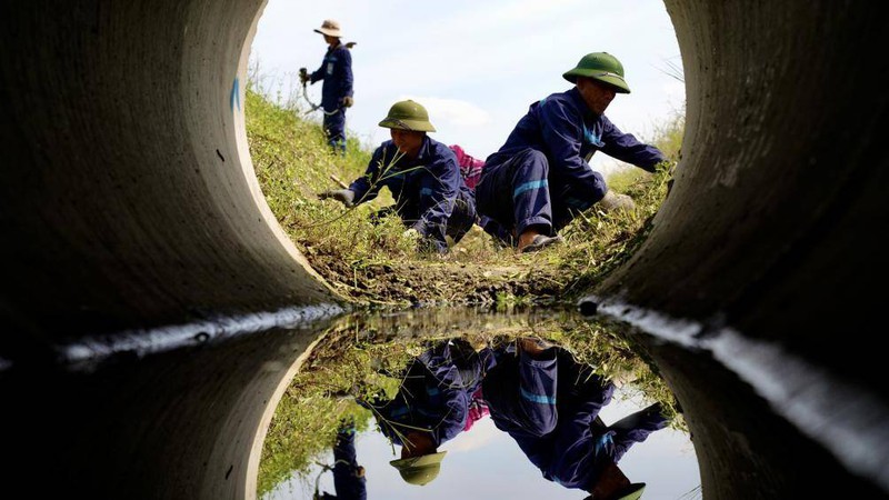 anh: nhan vien san bay noi bai dam mo hoi lam viec giua nang thieu dot hinh 10
