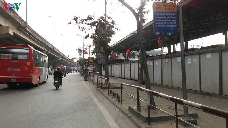 phan hoi bai bao: ai "bat den xanh" cho ben xe nuoc ngam rao via he? hinh 1