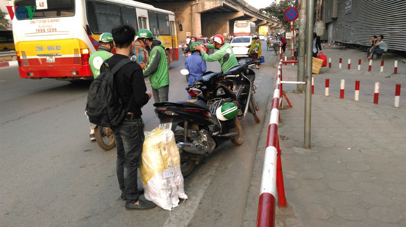 phan hoi bai bao: ai "bat den xanh" cho ben xe nuoc ngam rao via he? hinh 2