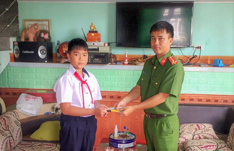 hoc sinh lop 6 nho cong an tim tra gan 10 trieu cho nguoi danh roi hinh 1