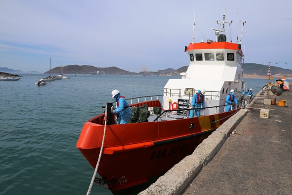 khanh hoa cap cuu thuyen vien nuoc ngoai nguy kich tren bien hinh 2
