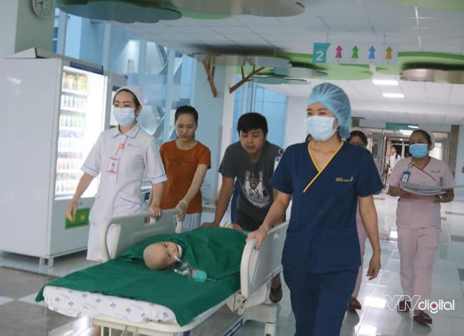 anh: hai be gai song sinh dinh lien vao phong phau thuat hinh 1