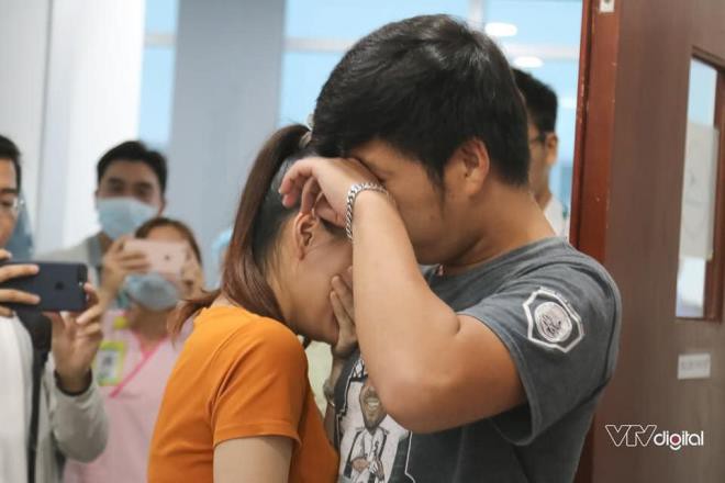 anh: hai be gai song sinh dinh lien vao phong phau thuat hinh 4