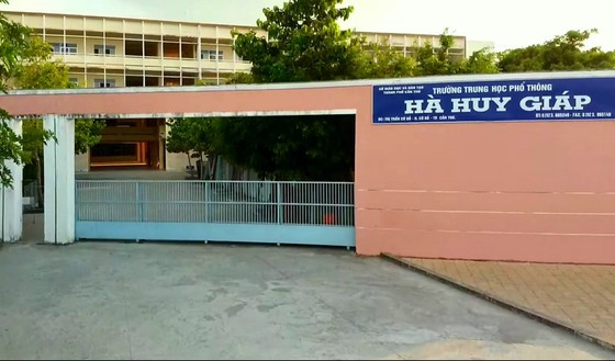nam sinh lop 10 roi tu tang 3 truong hoc xuong dat tu vong hinh 1
