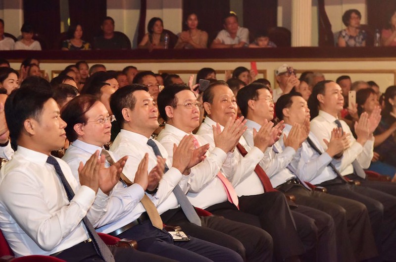 lang dong chuong trinh nghe thuat "mau hoa do" lan thu 13 hinh 1
