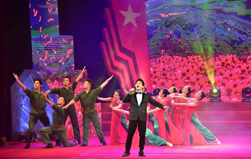 lang dong chuong trinh nghe thuat "mau hoa do" lan thu 13 hinh 3