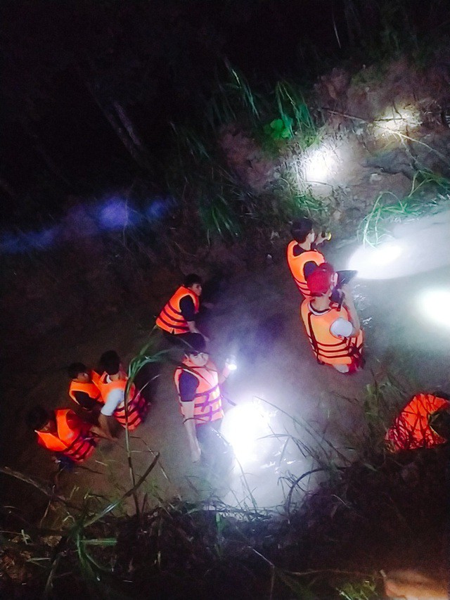 tam mua duoi rach nuoc, chau be 6 tuoi o tay ninh bi cuon troi hinh 1