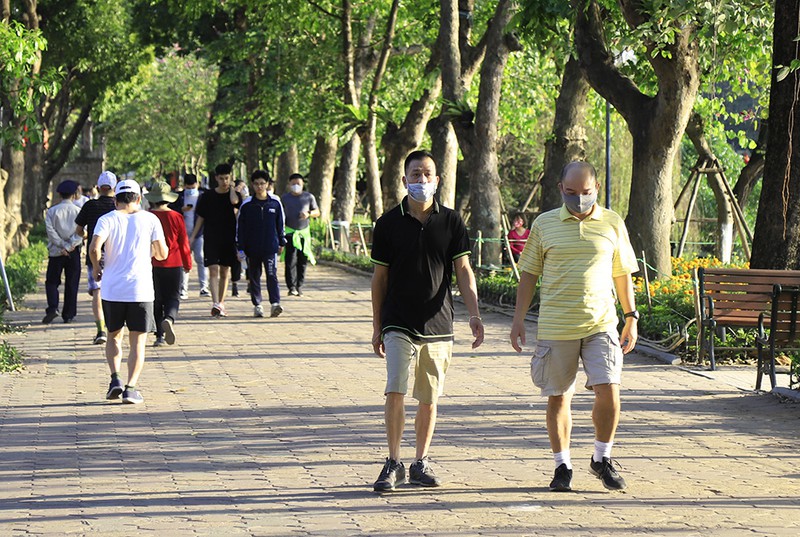 ha noi san sang truy vet, xet nghiem nhanh, deo khau trang noi cong cong       hinh 1