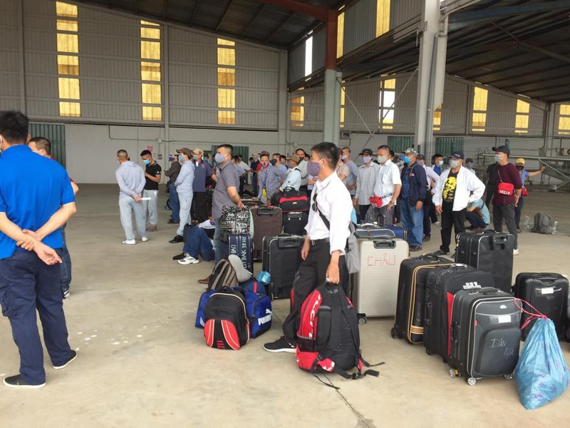hinh anh don cong dan viet nam o san bay bata cua guinea xich dao hinh 5