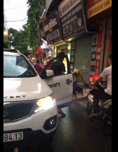 lai xe o to thang tay tat phu nu cho hai con nho sau va cham o ha noi hinh 2