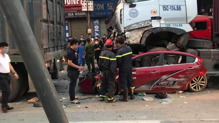 cong an ha noi thong tin vu xe container "de" xe  con khien 3 nguoi chet hinh 1