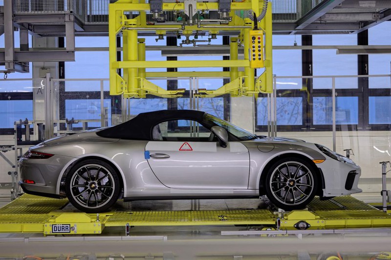 porsche 911 (991) cuoi cung lan banh khoi nha may hinh 1