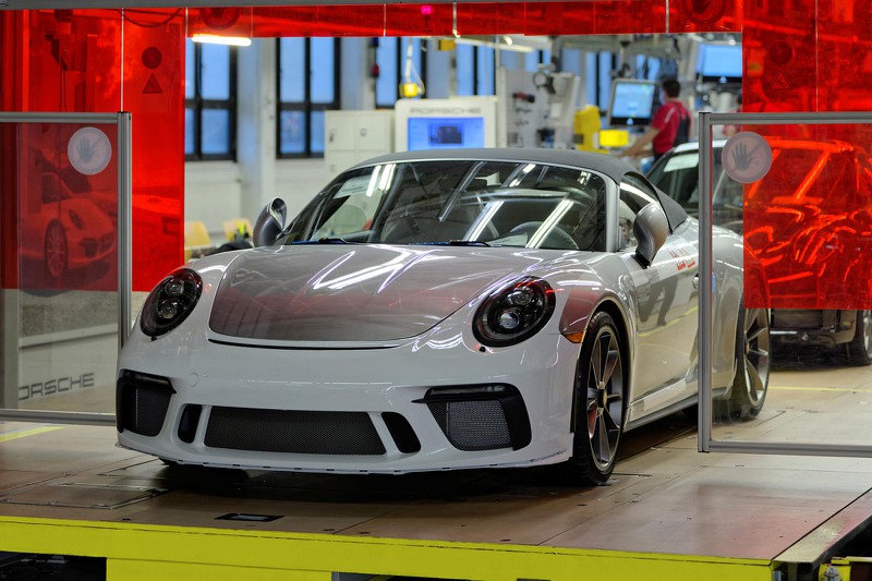 porsche 911 (991) cuoi cung lan banh khoi nha may hinh 2