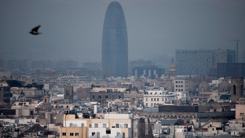 de han che o nhiem, xe hoi cu bi cam o barcelona hinh 2
