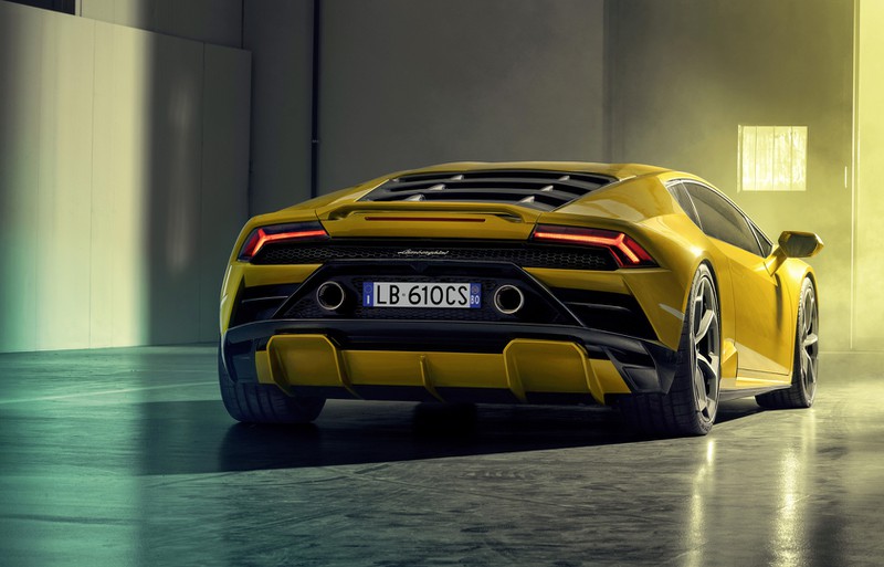 lamborghini ra mat phien ban dan dong cau sau cua huracan evo hinh 13