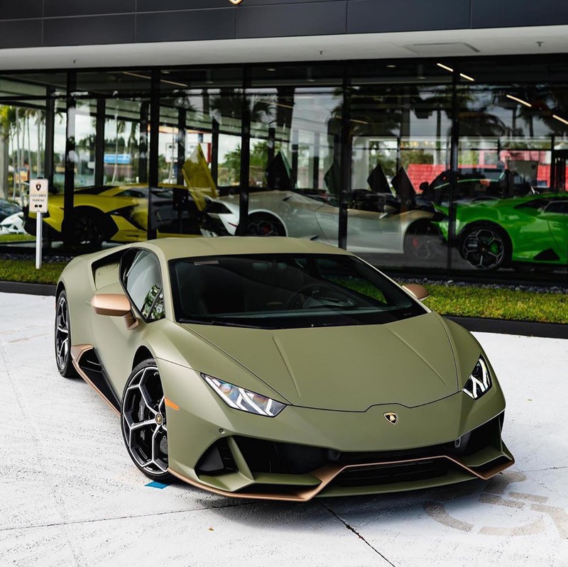 lamborghini huracan evo tro nen dac biet voi mau son xanh quan doi hinh 1