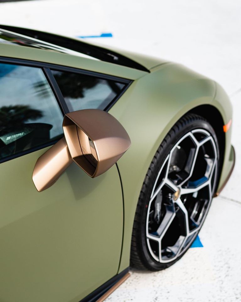 lamborghini huracan evo tro nen dac biet voi mau son xanh quan doi hinh 2