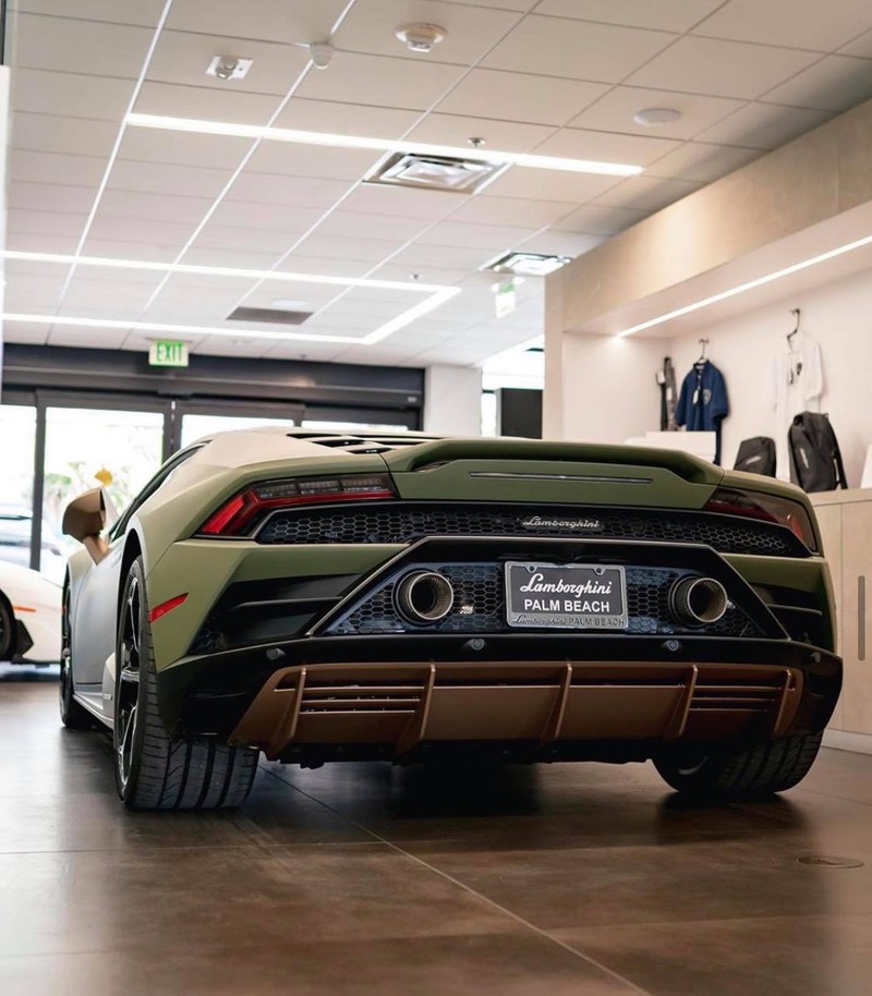 lamborghini huracan evo tro nen dac biet voi mau son xanh quan doi hinh 7