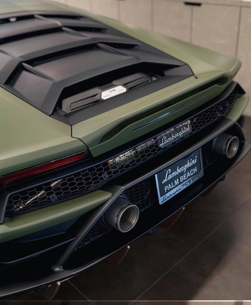 lamborghini huracan evo tro nen dac biet voi mau son xanh quan doi hinh 3