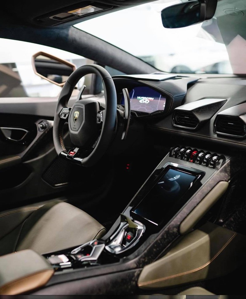 lamborghini huracan evo tro nen dac biet voi mau son xanh quan doi hinh 5