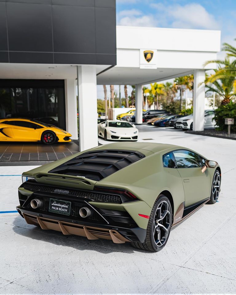 lamborghini huracan evo tro nen dac biet voi mau son xanh quan doi hinh 4