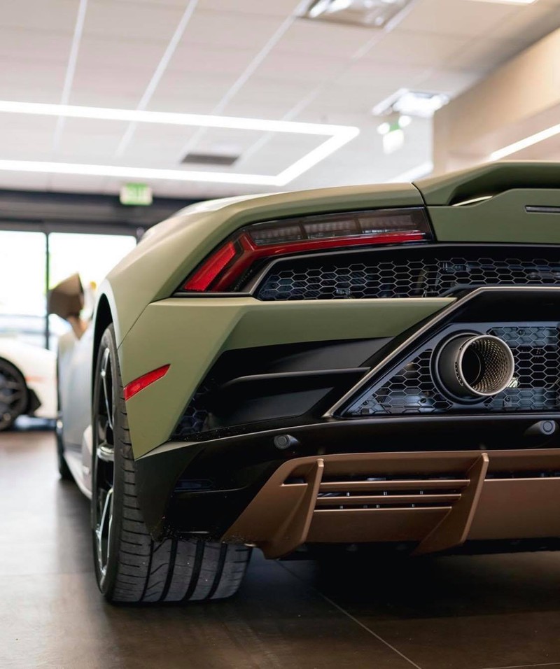 lamborghini huracan evo tro nen dac biet voi mau son xanh quan doi hinh 8