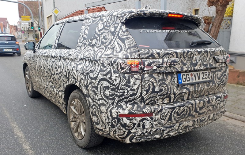 bat gap mitsubishi outlander 2021 chay thu tren duong pho hinh 5