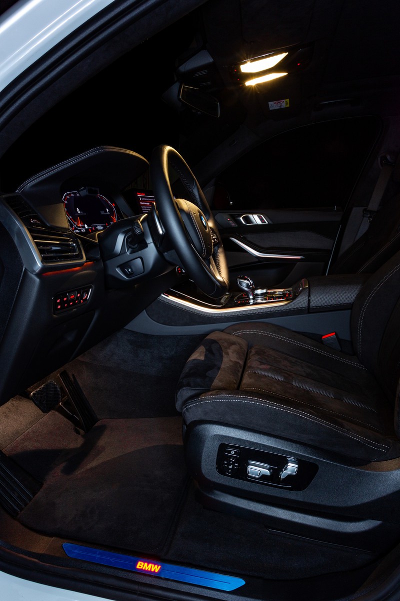bmw va alcantara ket hop voi phien ban dac biet x5 timeless edition hinh 6