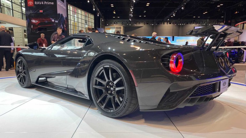 ford ton den 3 tuan de hoan thanh mot chiec gt liquid carbon edition hinh 1