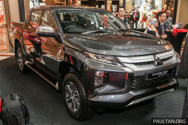 mitsubishi triton vgt mt premium moi duoc nang cap hien dai hon. hinh 1