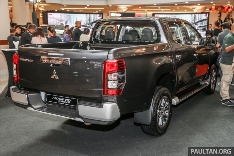mitsubishi triton vgt mt premium moi duoc nang cap hien dai hon. hinh 2
