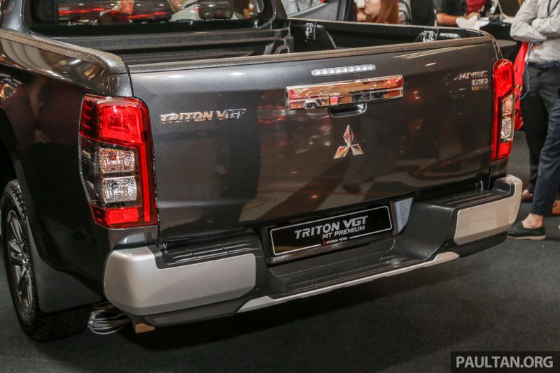 mitsubishi triton vgt mt premium moi duoc nang cap hien dai hon. hinh 5