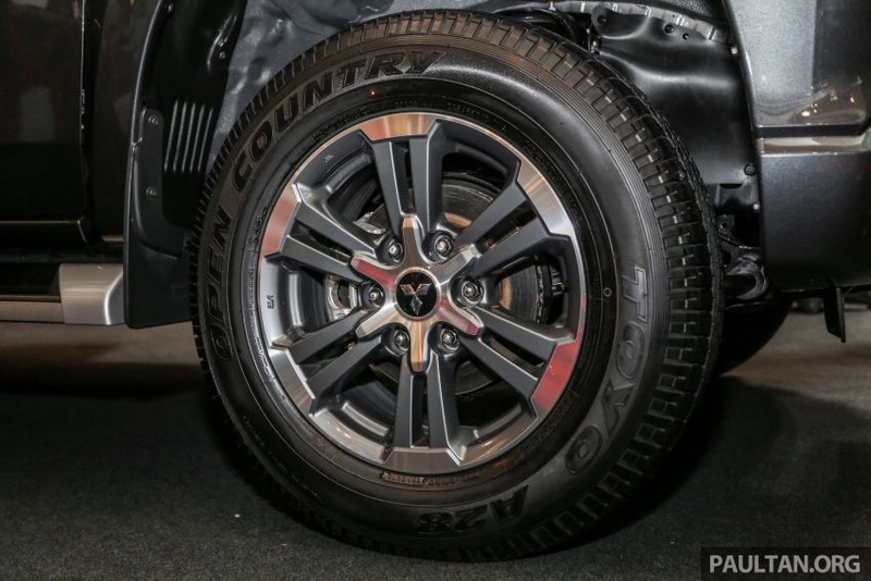mitsubishi triton vgt mt premium moi duoc nang cap hien dai hon. hinh 7
