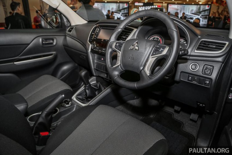 mitsubishi triton vgt mt premium moi duoc nang cap hien dai hon. hinh 14