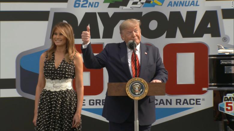 tong thong donald trump mang"quai thu" chay tren duong dua daytona 500 hinh 2