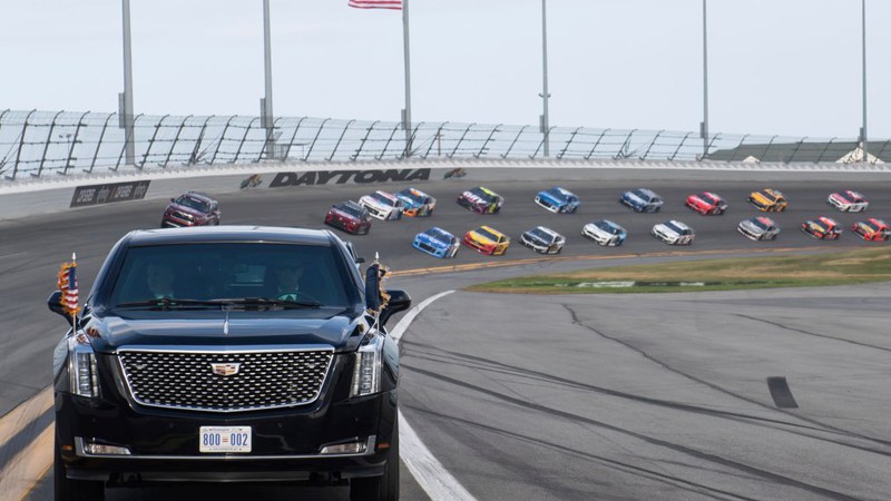 tong thong donald trump mang"quai thu" chay tren duong dua daytona 500 hinh 1