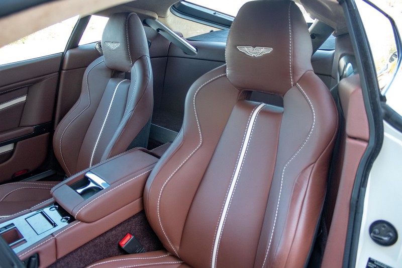aston martin v12 vantage s cu chay chua toi 300 km duoc rao ban hinh 9