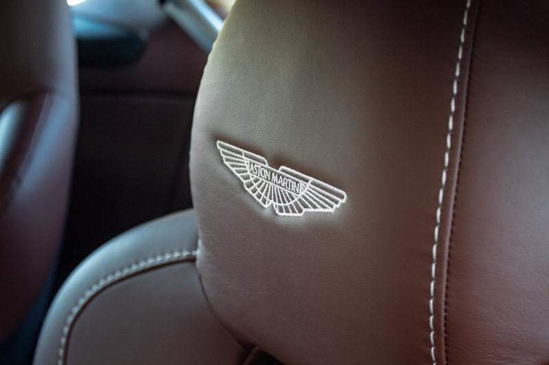 aston martin v12 vantage s cu chay chua toi 300 km duoc rao ban hinh 10