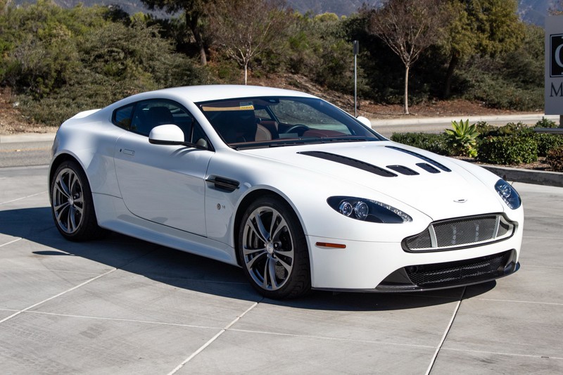 aston martin v12 vantage s cu chay chua toi 300 km duoc rao ban hinh 1