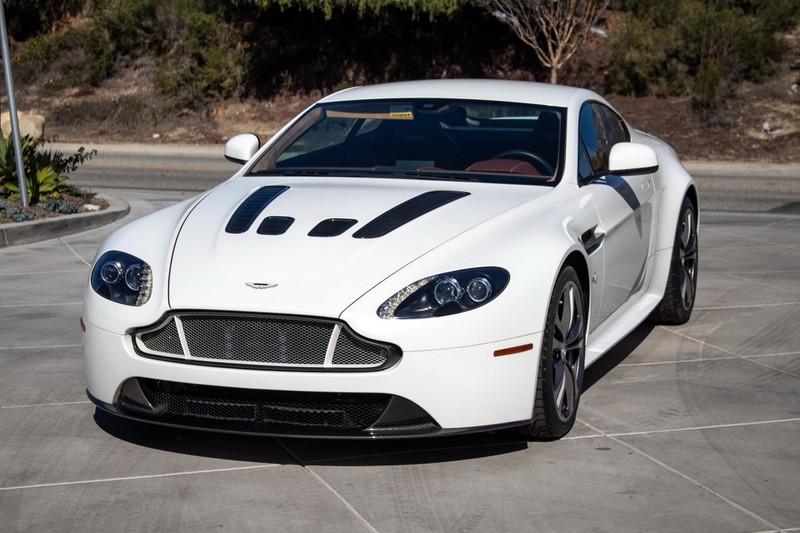 aston martin v12 vantage s cu chay chua toi 300 km duoc rao ban hinh 2