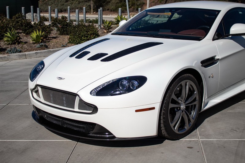 aston martin v12 vantage s cu chay chua toi 300 km duoc rao ban hinh 3