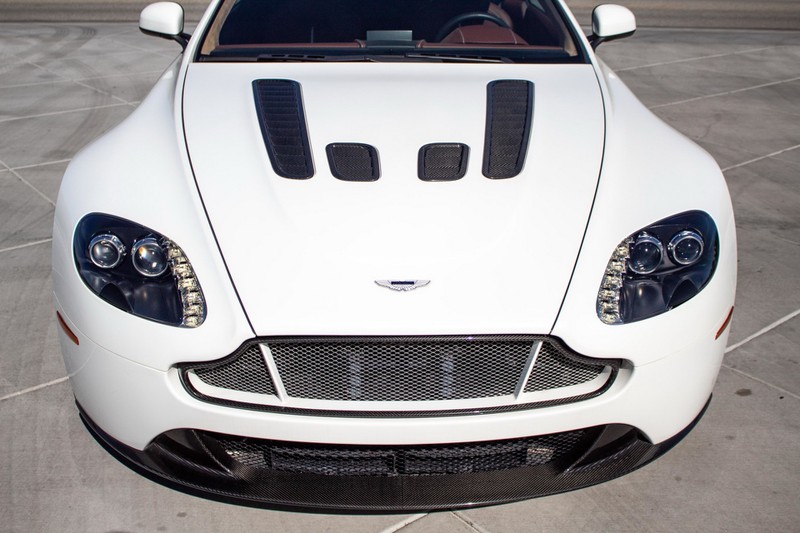 aston martin v12 vantage s cu chay chua toi 300 km duoc rao ban hinh 4