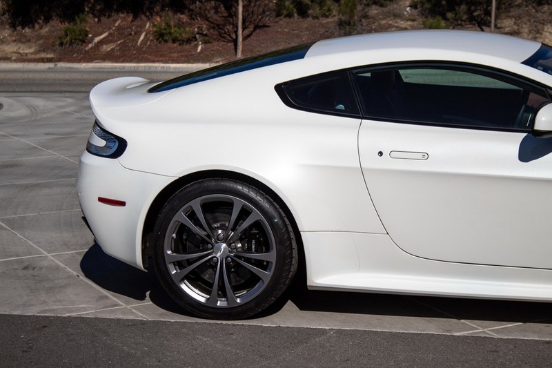 aston martin v12 vantage s cu chay chua toi 300 km duoc rao ban hinh 5
