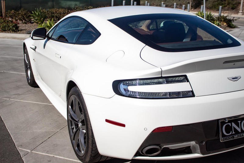 aston martin v12 vantage s cu chay chua toi 300 km duoc rao ban hinh 6