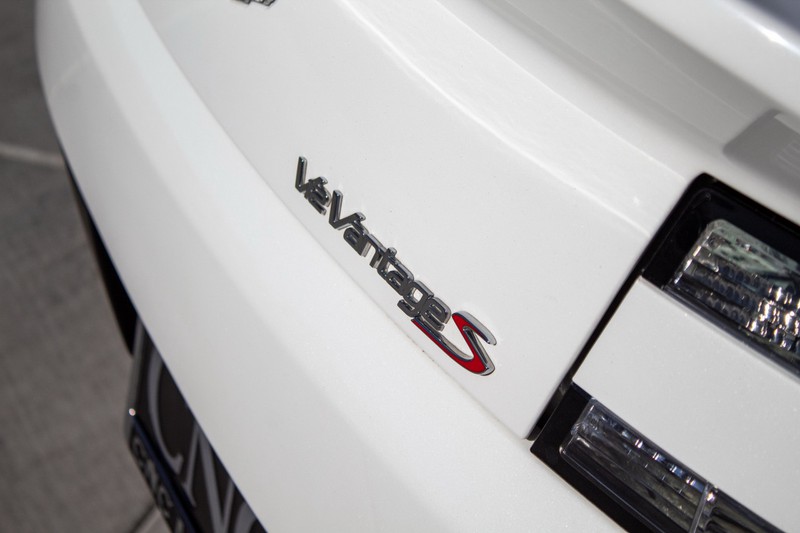 aston martin v12 vantage s cu chay chua toi 300 km duoc rao ban hinh 7