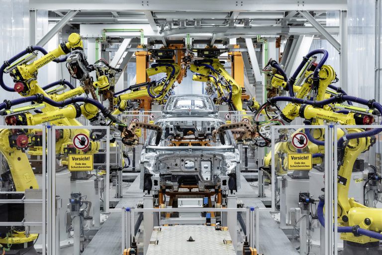 mercedes va audi hy vong co the som quay tro lai san xuat hinh 1