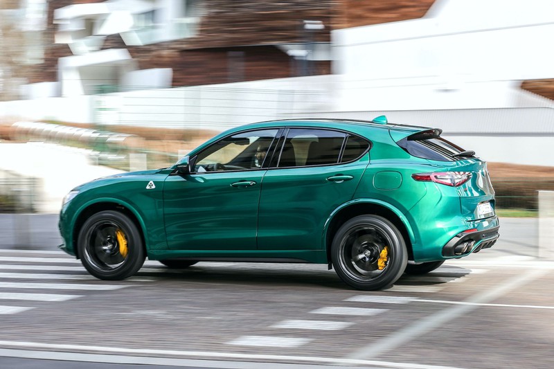 alfa romeo ra mat ban nang cap cho stelvio va giulia quadrifoglio hinh 8